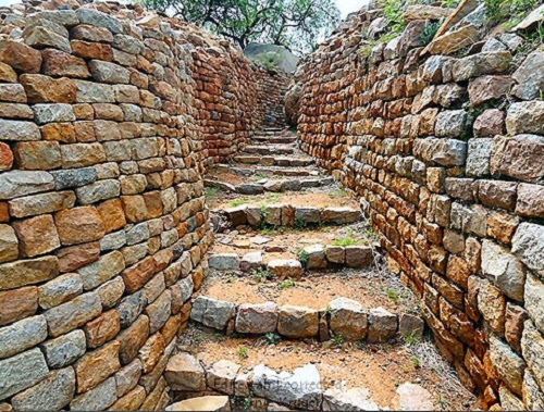 ob_khami_ruins_passage_steps.JPG