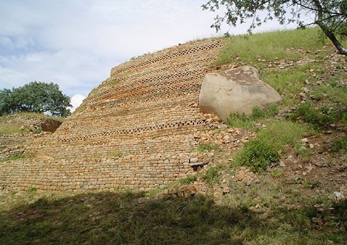ob_khami_ruins_terraced_boulder.JPG