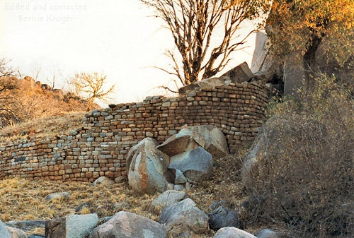 ob_khami_ruins_view_up_stones.JPG
