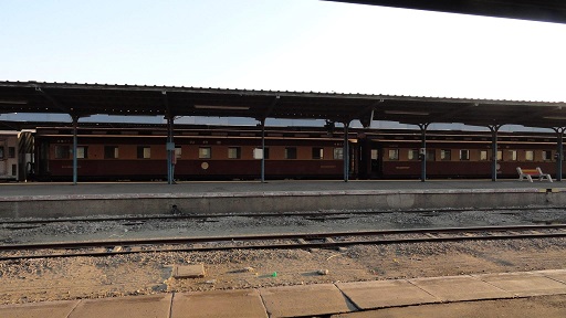 at_stat_bdg_platform_train_tracks