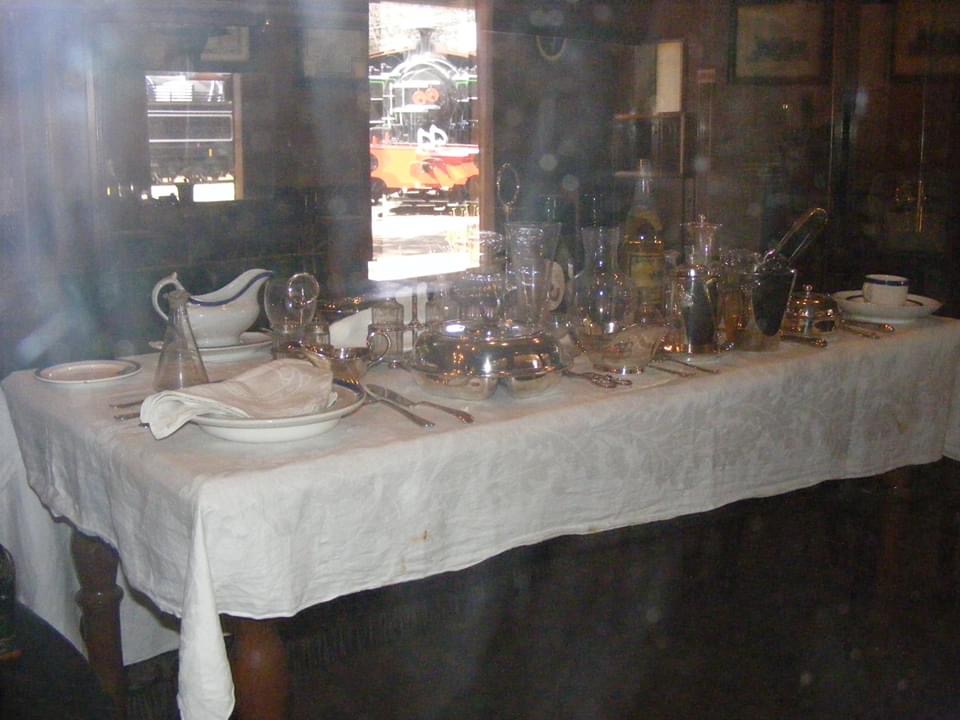 at_stat_mus_2009_rhodes_dinner_table