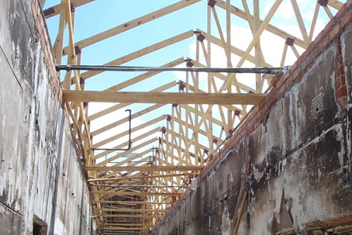 at_hosp_materdei_fire_2005_rebuild_roof_trusses.png
